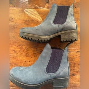 Lavorazione dark blue ankle boot with elastic sides